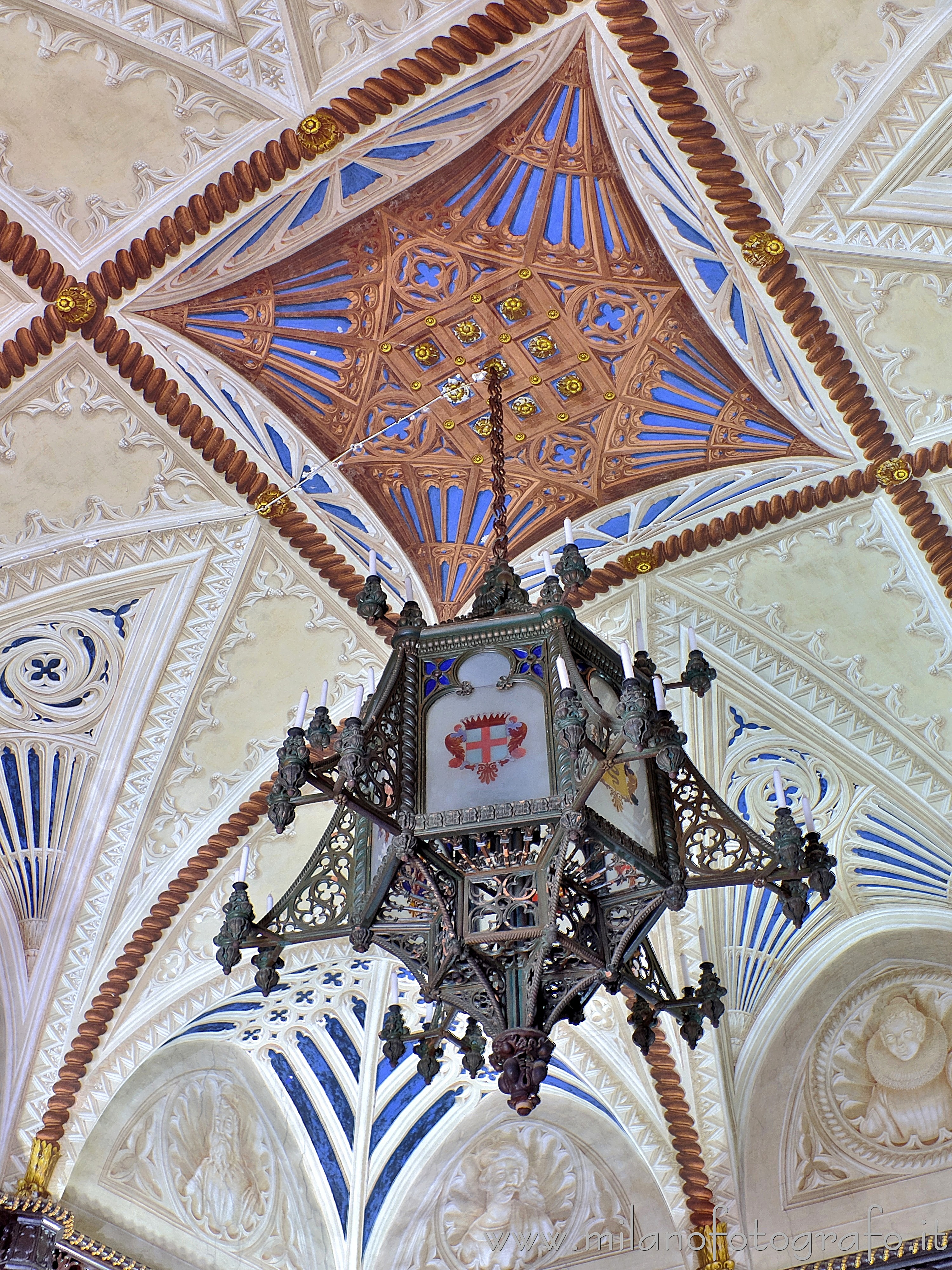 San Colombano al Lambro (Milano) - Lampadario neogotico nella Sala rossa del Castello di San Colombano al Lambro - Foto a piena risoluzione